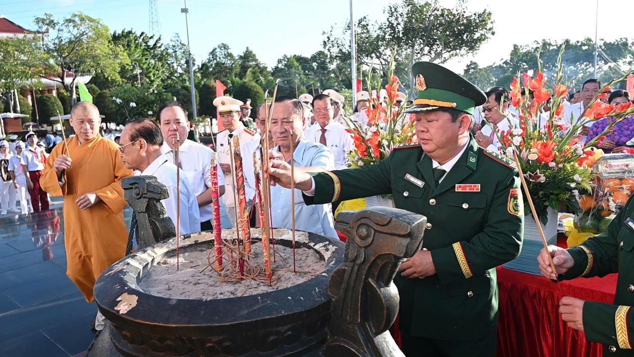 Lãnh đạo tỉnh An Giang dâng hoa, dâng hương kỷ niệm 79 năm Ngày Thương binh - Liệt sĩ