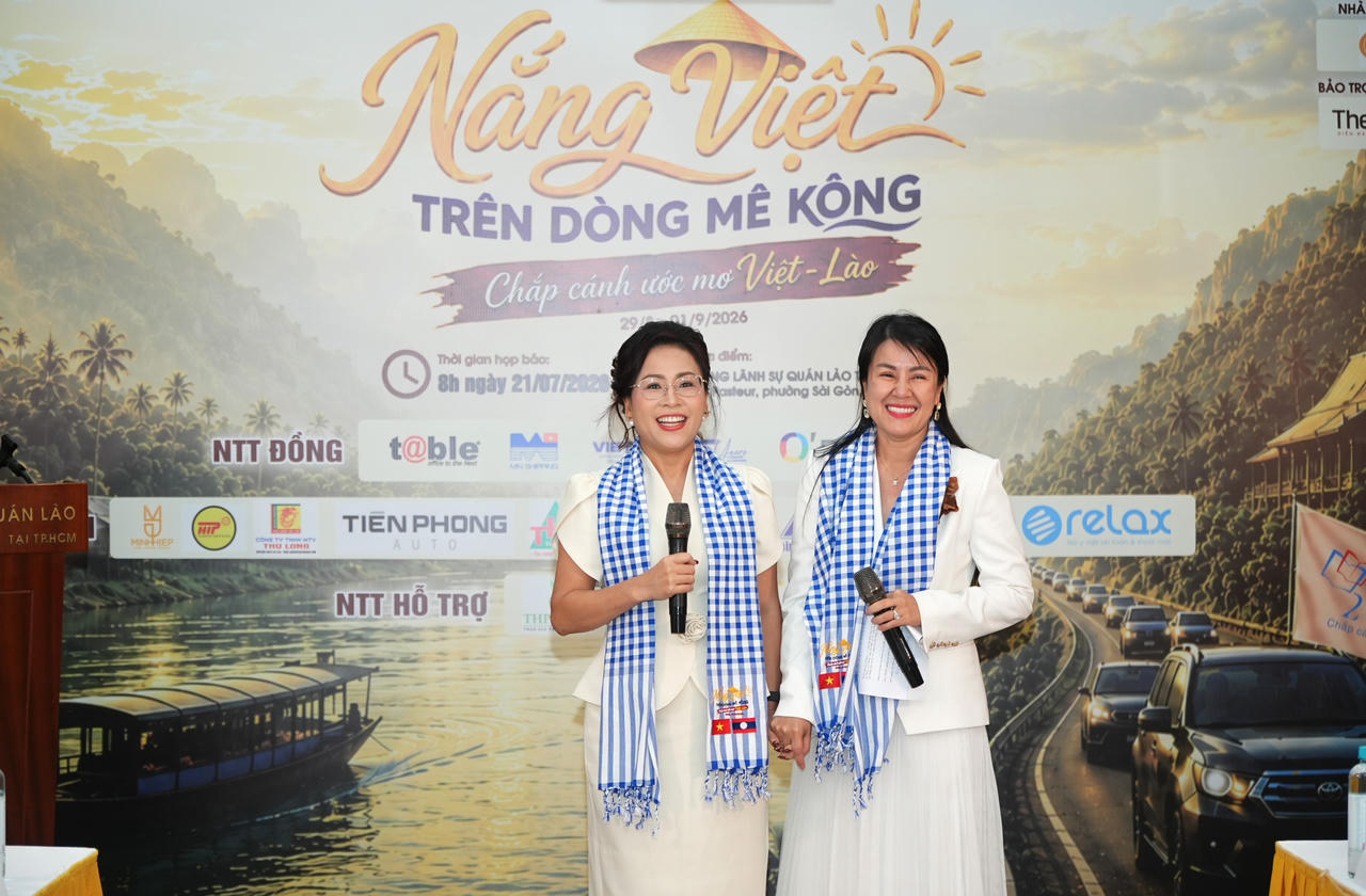 Bà Đoàn Thị Hồng Thơm, Trưởng Ban Tổ chức (bên trái) - Bà Nguyễn Thị Kim Tiếng, Chủ tịch CLB Doanh nhân 2030 (bên phải) - Ảnh: Hải Triều