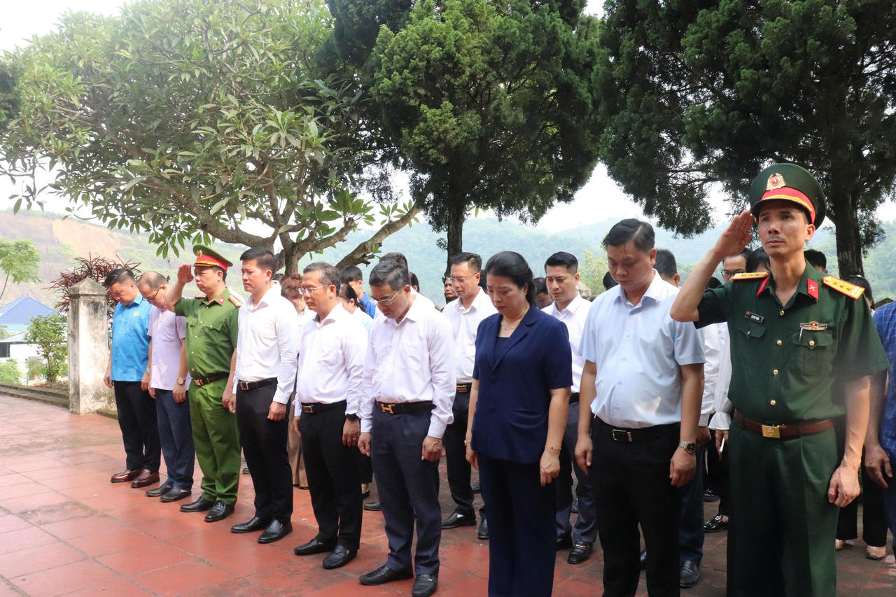 Đoàn Dâng hương tại Nhà bia tưởng niệm liệt sĩ Bản Phiệt.