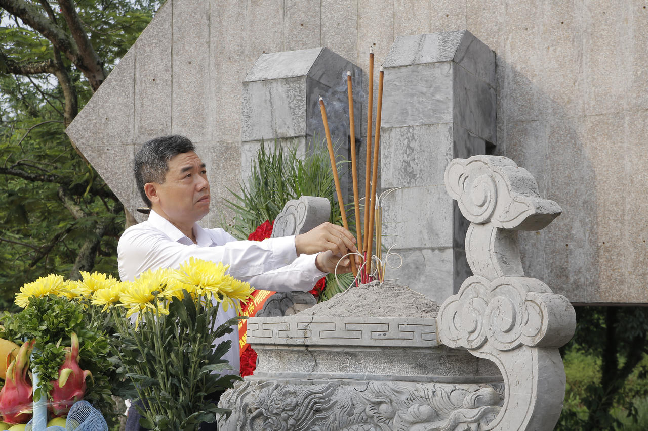 Lãnh đạo phường Lào Cai dâng hương tri ân các Anh hùng liệt sĩ nhân kỷ niệm 79 năm Ngày Thương binh - Liệt sĩ