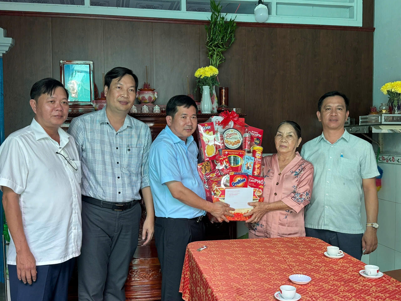 Bí thư Đảng ủy đặc khu Phú Quốc thăm, tặng quà gia đình chính sách 