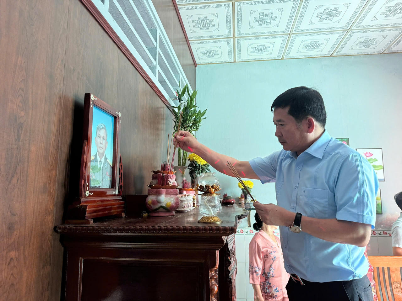 Ông Đinh Văn Nơi thắp hương trên bàn thờ liệt sĩ tại Phú Quốc.