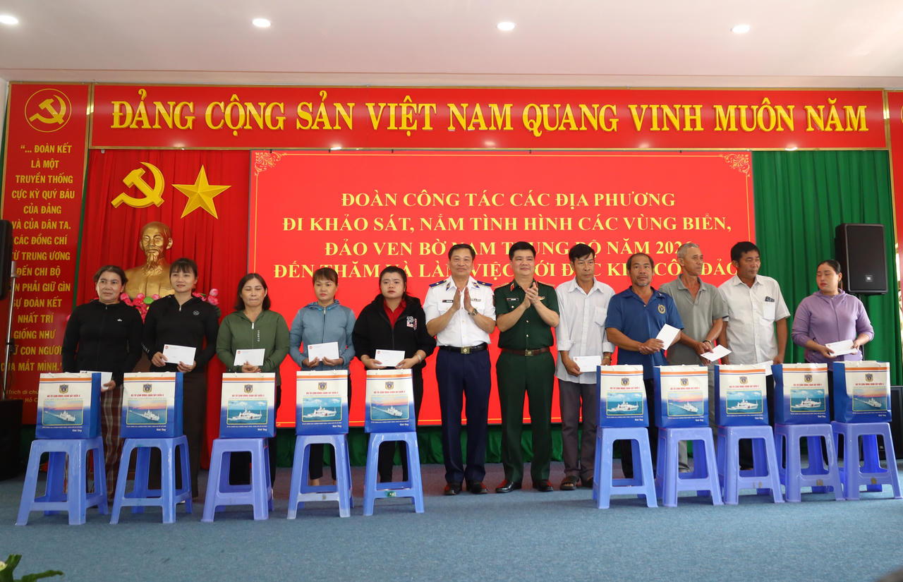 Tặng quà cho gia đình chính sách. Ảnh: Đức Định.