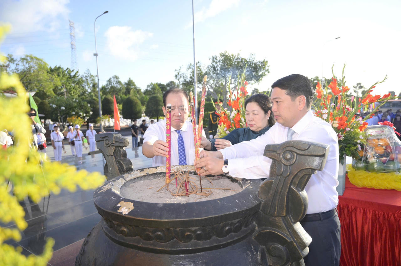 Lãnh đạo tỉnh An Giang dâng hoa, dâng hương kỷ niệm 79 năm Ngày Thương binh - Liệt sĩ