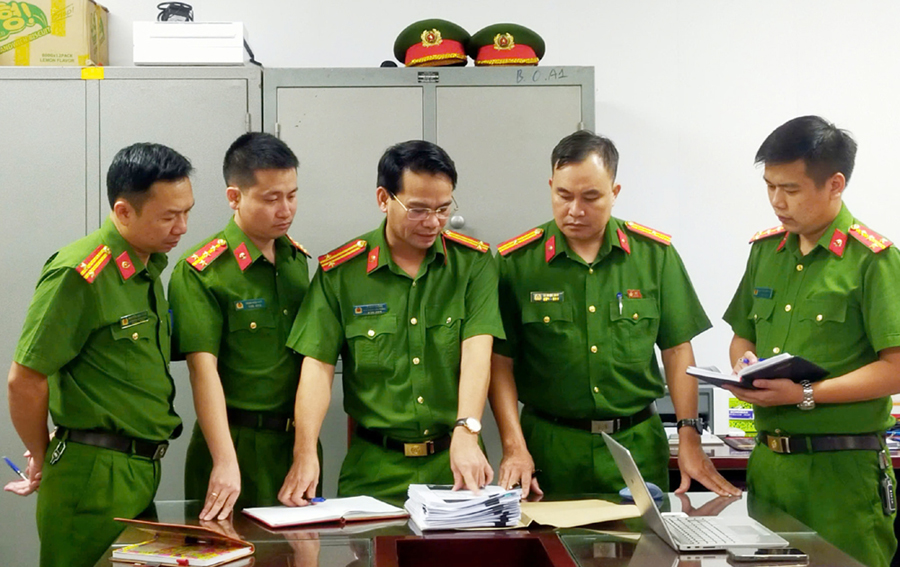 Văn phòng Cơ quan Cảnh sát điều tra Công an tỉnh triển khai phương án triệt phá chuyên án. (Ảnh: Bộ Công an)