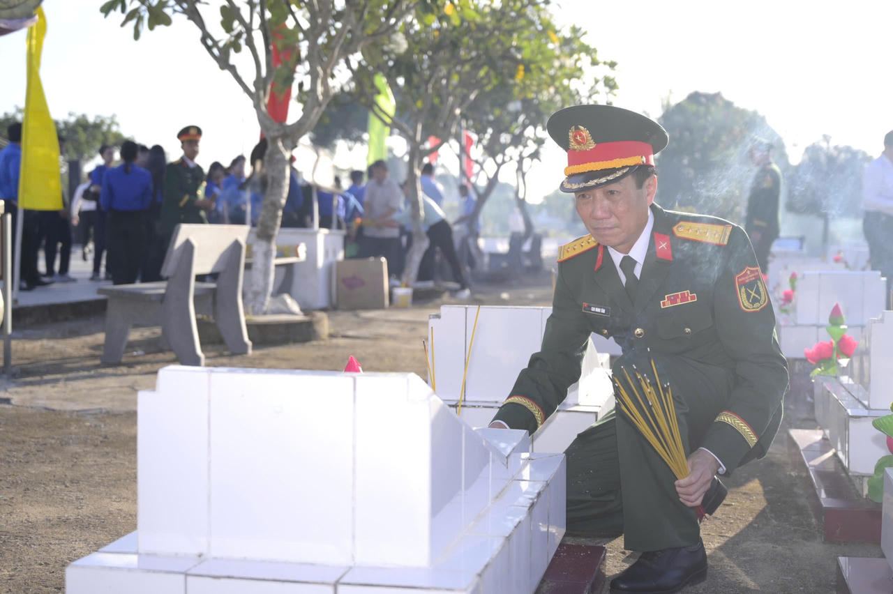 Lãnh đạo tỉnh An Giang dâng hoa, dâng hương kỷ niệm 79 năm Ngày Thương binh - Liệt sĩ