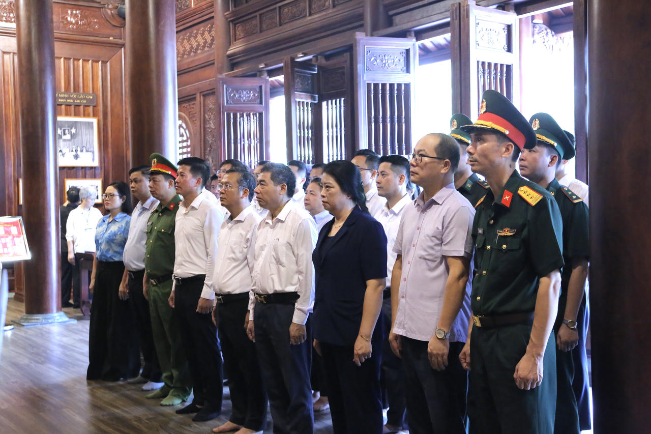 Lãnh đạo phường Lào Cai dâng hương tri ân các Anh hùng liệt sĩ nhân kỷ niệm 79 năm Ngày Thương binh - Liệt sĩ