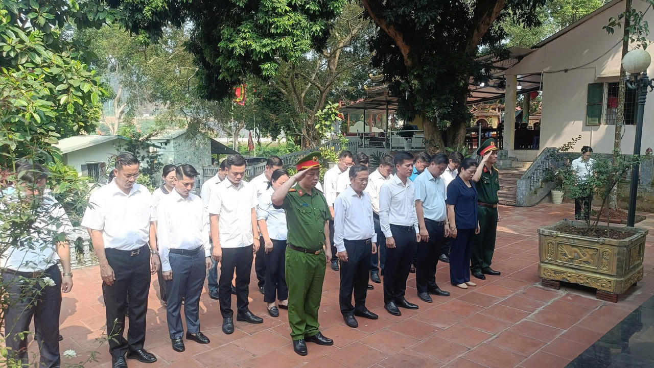 Lãnh đạo phường Lào Cai dâng hương tri ân các Anh hùng liệt sĩ nhân kỷ niệm 79 năm Ngày Thương binh - Liệt sĩ