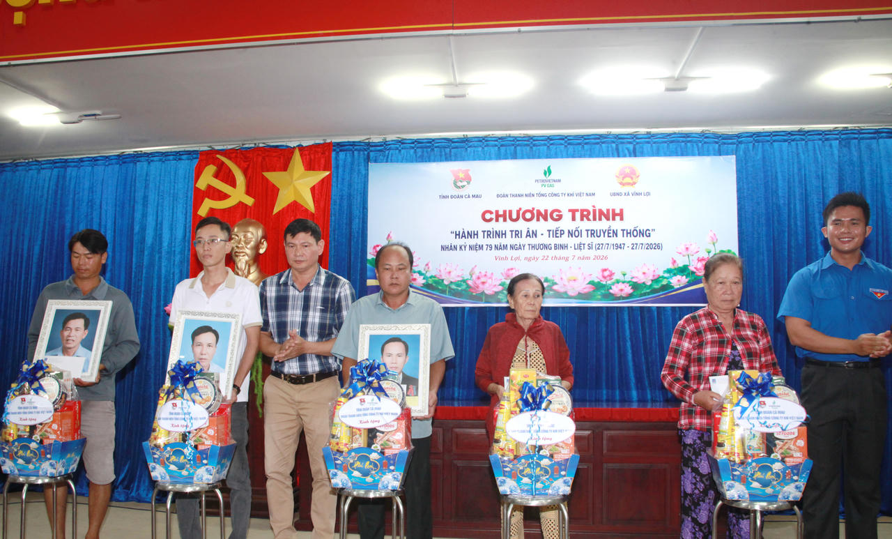 Trao tặng ảnh liệt sĩ phục dựng, kết nối ký ức ở Cà Mau