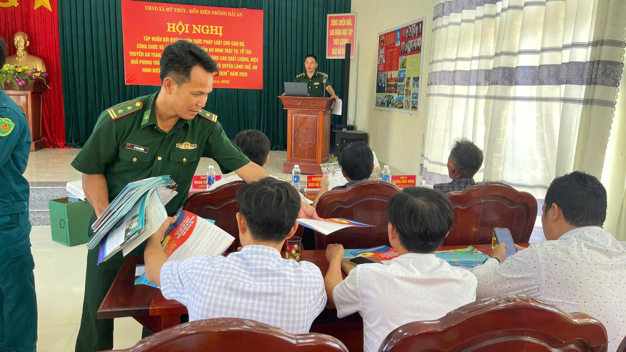 Đồn Biên phòng Hải An phối hợp tập huấn kiến thức pháp luật cho thành viên tổ tự quản, tổ tàu thuyền an toàn