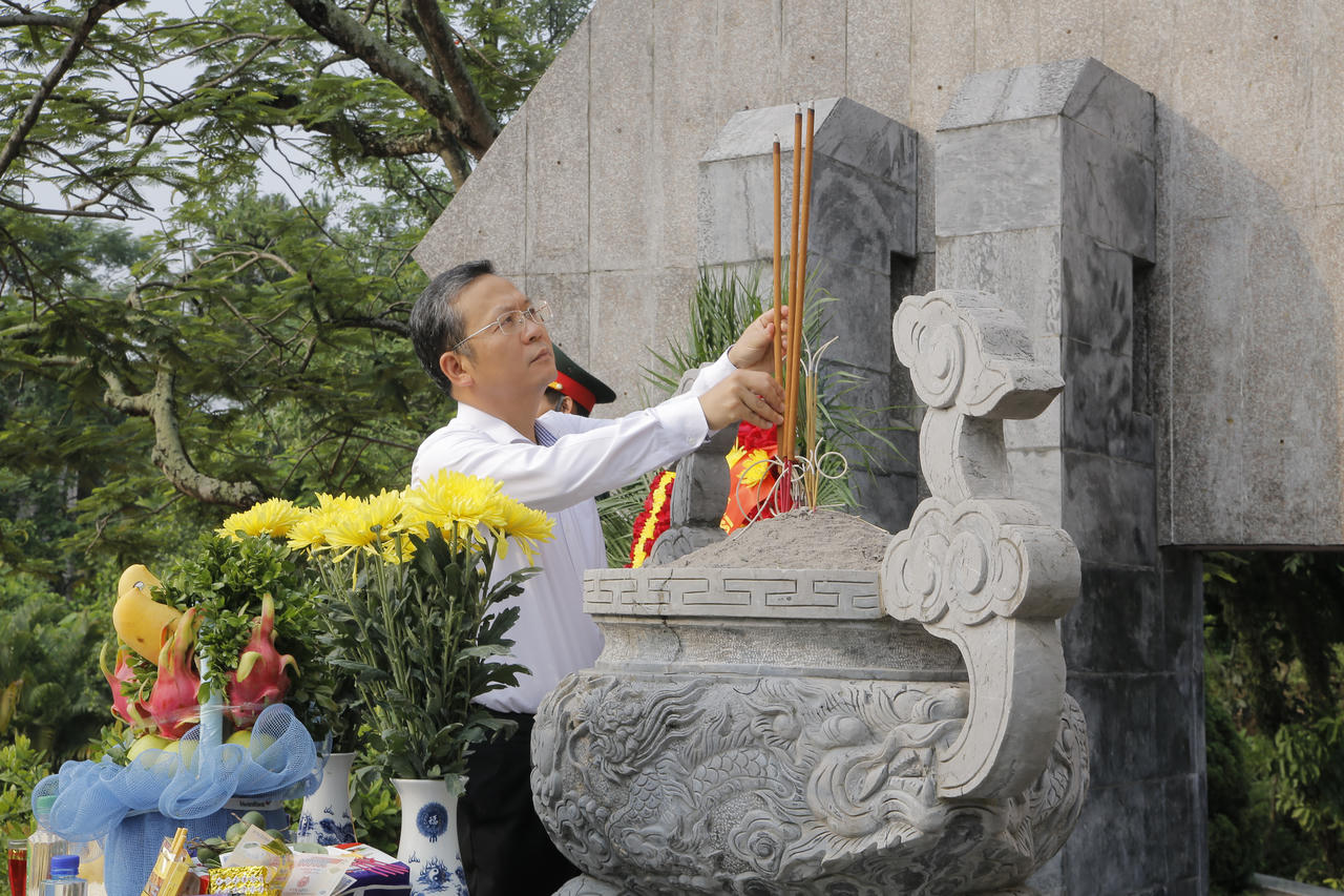 Lãnh đạo phường Lào Cai dâng hương tri ân các Anh hùng liệt sĩ nhân kỷ niệm 79 năm Ngày Thương binh - Liệt sĩ