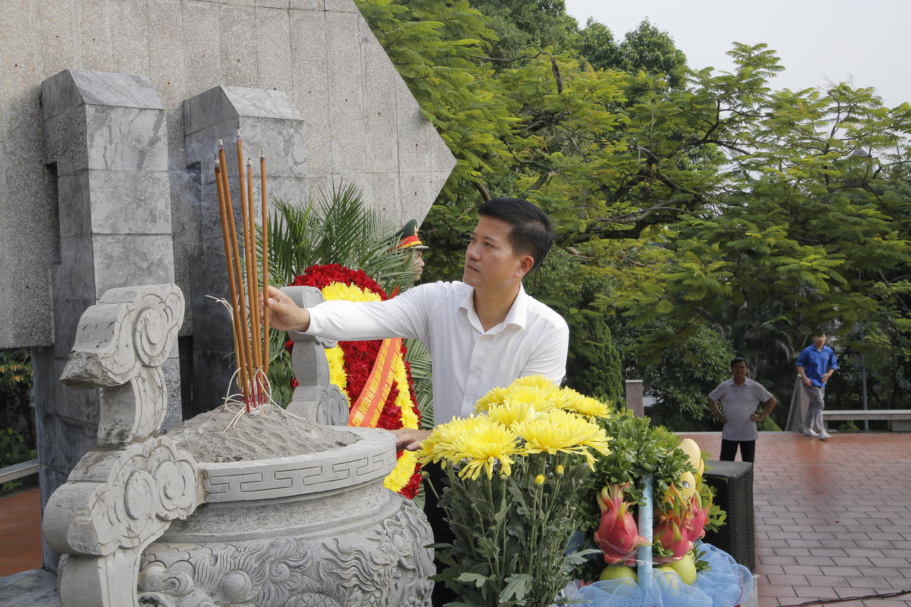 Lãnh đạo phường Lào Cai dâng hương tri ân các Anh hùng liệt sĩ nhân kỷ niệm 79 năm Ngày Thương binh - Liệt sĩ
