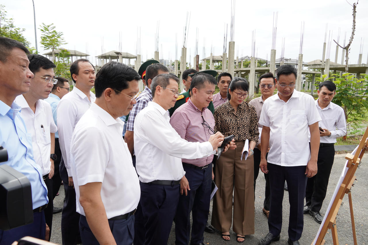Bí thư Thành ủy Đà Nẵng Lê Ngọc Quang và Chủ tịch UBND Thành phố Nguyễn Mạnh Hùng nghe nhà đầu tư trình bày những vướng mắc, khó khăn cần tháo gỡ. (Ảnh: Bùi Thuỷ)