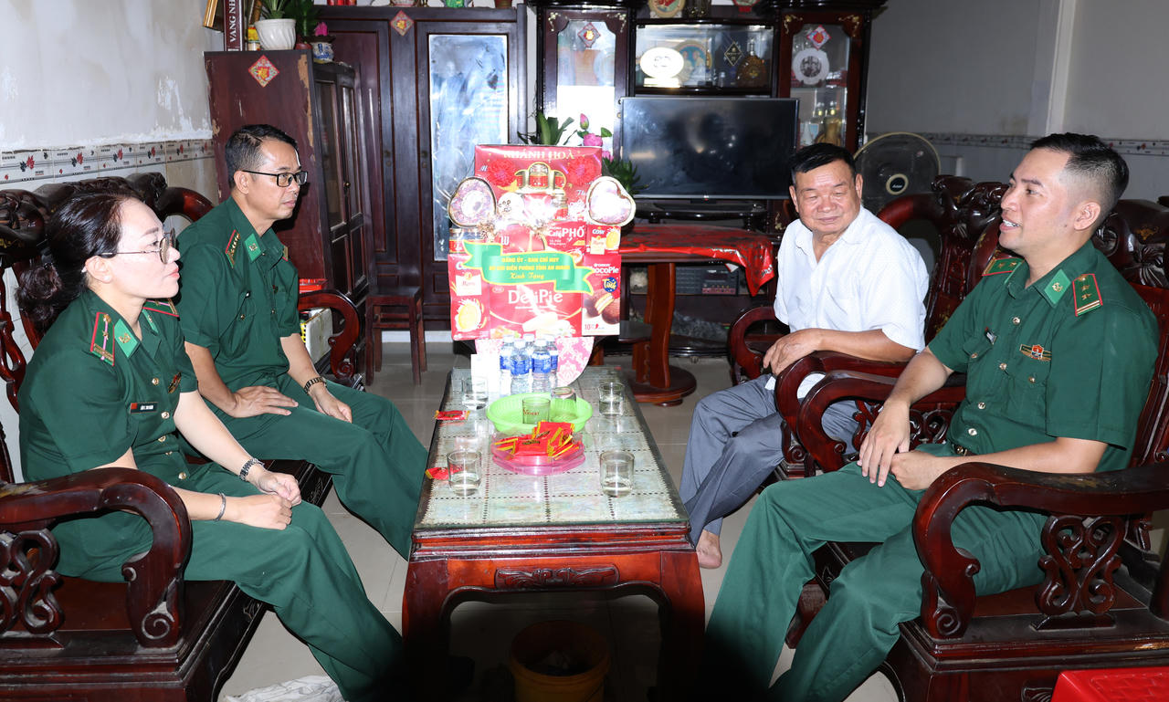 Đoàn công tác thăm, tặng quà Anh hùng Lực lượng vũ trang nhân dân Kiều Văn Niết. Ảnh: Tuấn Kiệt
