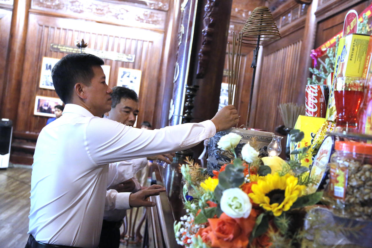 Các đại biểu dâng hoa, dâng hương tại Nhà lưu niệm Chủ tịch Hồ Chí Minh.
