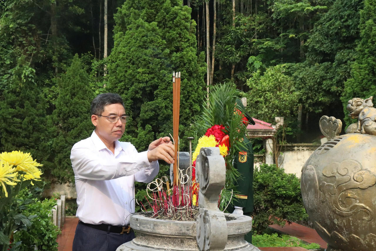 Lãnh đạo phường Lào Cai dâng hương tri ân các Anh hùng liệt sĩ nhân kỷ niệm 79 năm Ngày Thương binh - Liệt sĩ