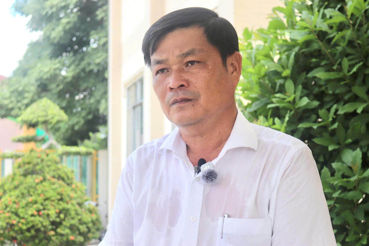 Ông Đặng Văn Tây Lo, Chủ tịch UBND xã Vàm Cỏ, tỉnh Tây Ninh trả lời phỏng vấn Phóng viên báo Pháp luật Việt Nam. (Ảnh: Xuân Sang)
