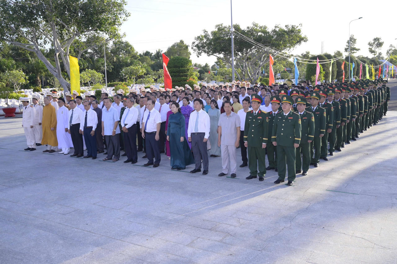 Lãnh đạo tỉnh An Giang dâng hoa, dâng hương kỷ niệm 79 năm Ngày Thương binh - Liệt sĩ