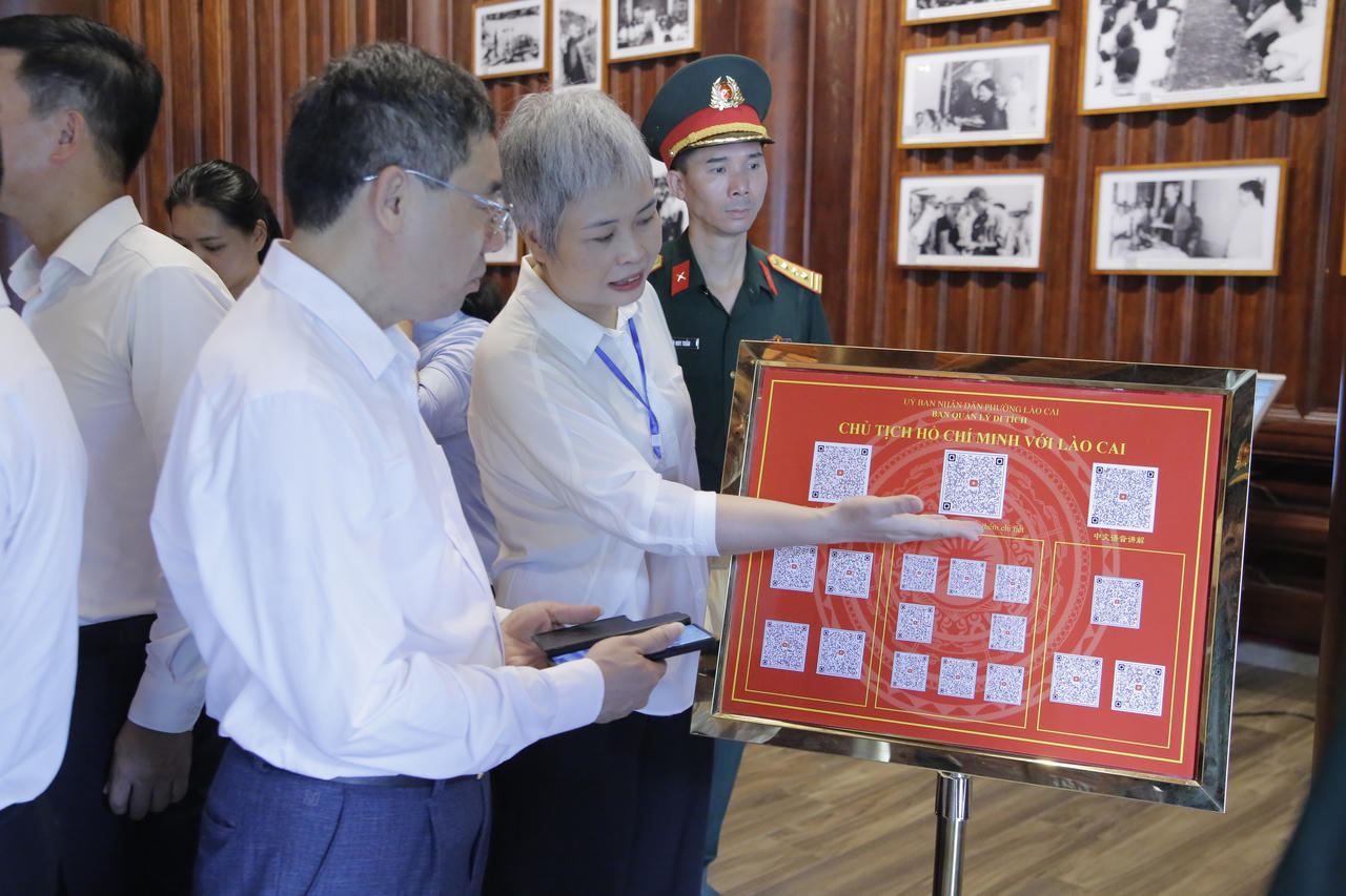 Các đại biểu tham quan không gian trưng bày ảnh tư liệu về Chủ tịch Hồ Chí Minh tại khu lưu niệm.