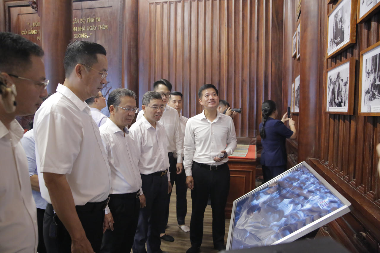 Lãnh đạo phường Lào Cai dâng hương tri ân các Anh hùng liệt sĩ nhân kỷ niệm 79 năm Ngày Thương binh - Liệt sĩ