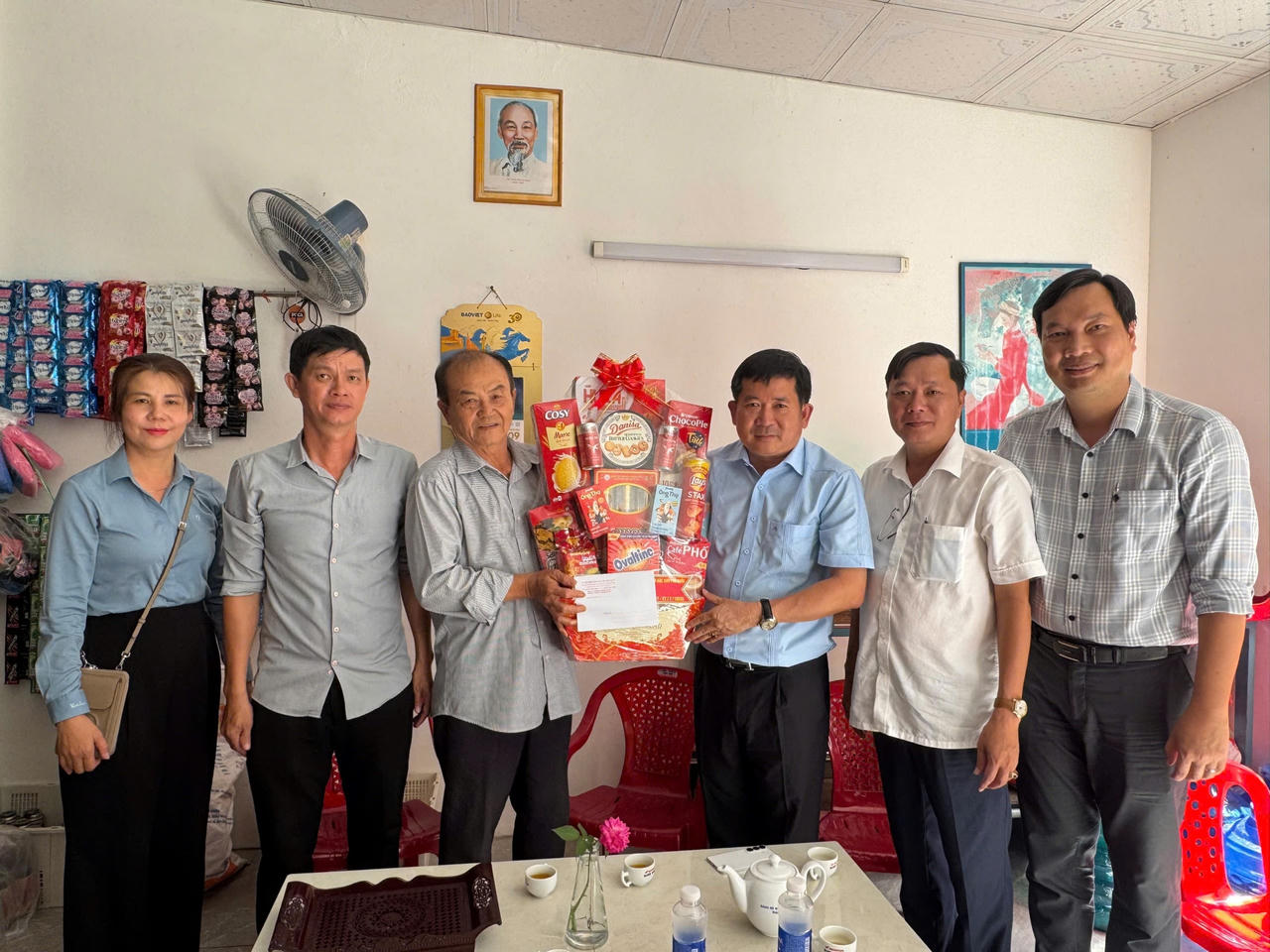 Bí thư Đảng ủy đặc khu Phú Quốc thăm, tặng quà gia đình chính sách 