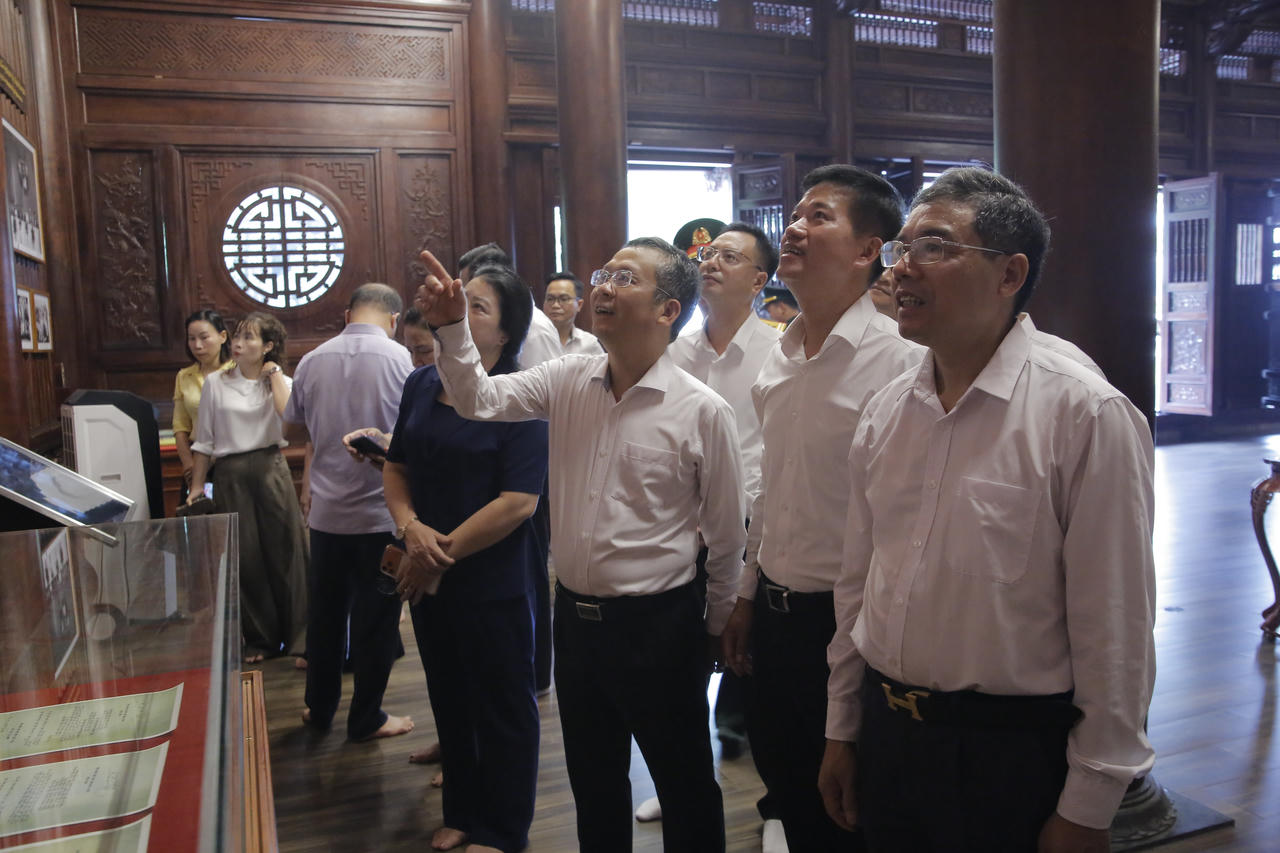 Lãnh đạo phường Lào Cai dâng hương tri ân các Anh hùng liệt sĩ nhân kỷ niệm 79 năm Ngày Thương binh - Liệt sĩ