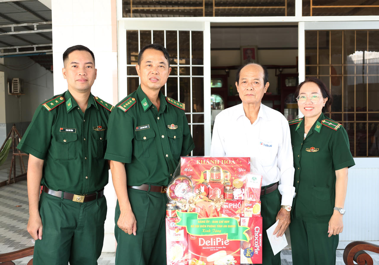 Đoàn công tác thăm, tặng quà Đại tá Đặng Thanh Xuân, thương binh, nguyên Phó Chỉ huy trưởng Bộ đội Biên phòng tỉnh Kiên Giang. Ảnh: Tuấn Kiệt