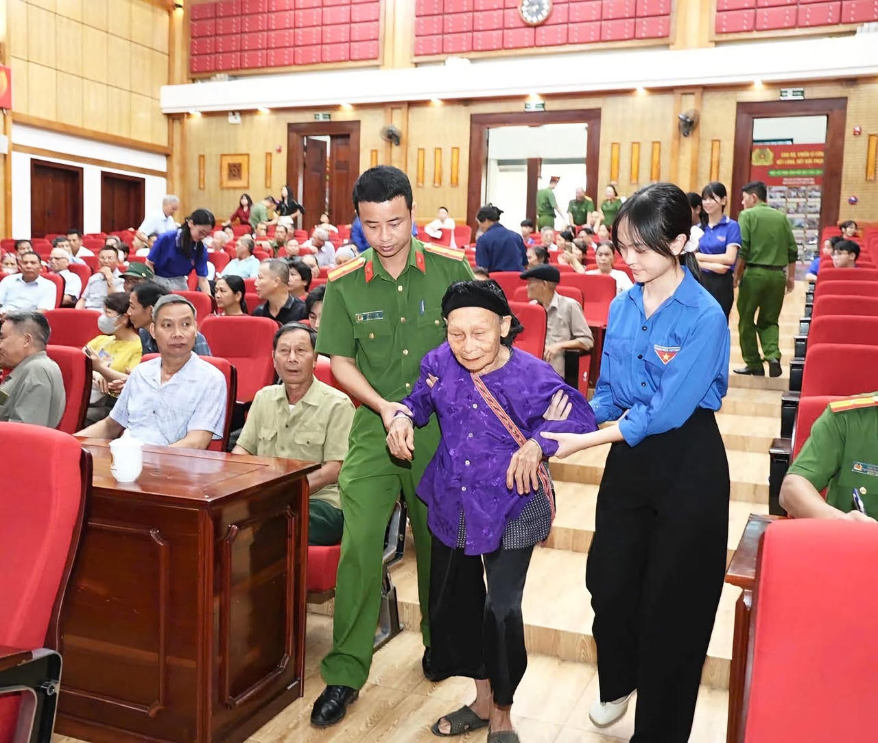 Lực lượng đoàn viên, thanh niên hỗ trợ thân nhân liệt sĩ đến lấy mẫu ADN. (Ảnh: CATQ)