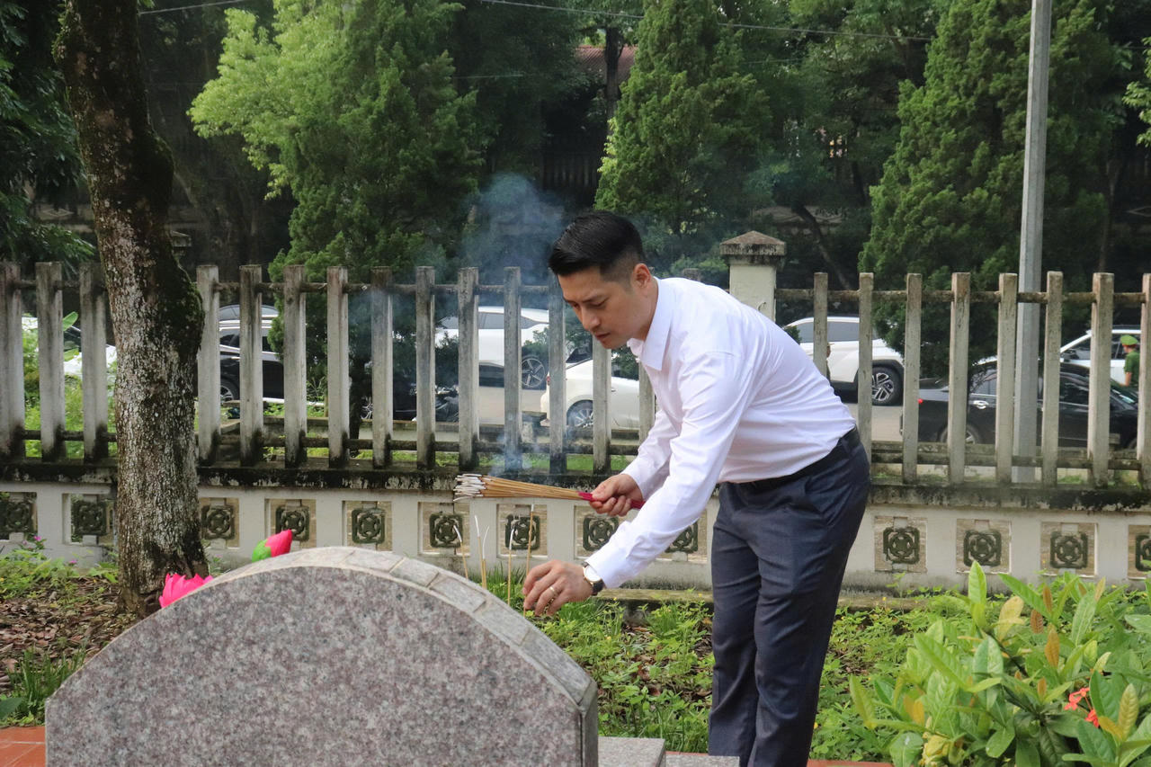 Đoàn dâng hương tại Nghĩa trang liệt sĩ phường Lào Cai.