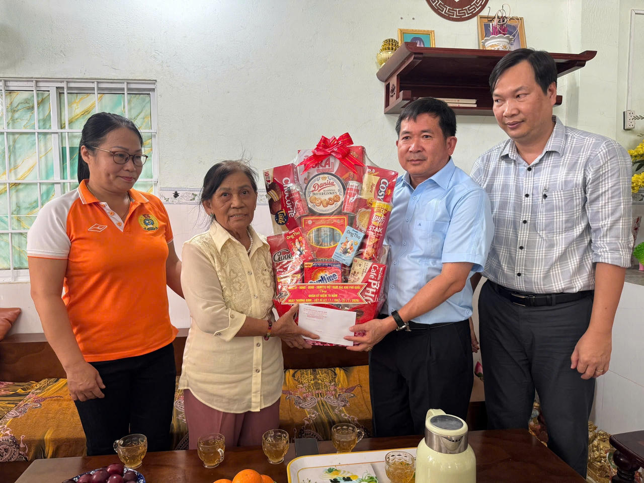 Bí thư Đảng ủy đặc khu Phú Quốc thăm, tặng quà gia đình chính sách 