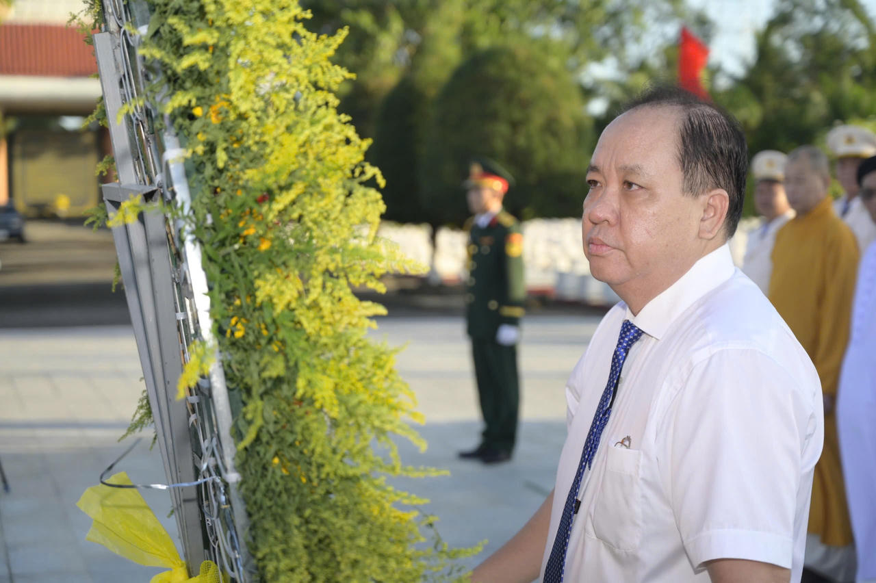 Ông Nguyễn Thanh Phong - Phó Chủ tịch  thường trực UBND tỉnh An Giang dâng hoa tại nghĩa trang liệt sĩ tỉnh.