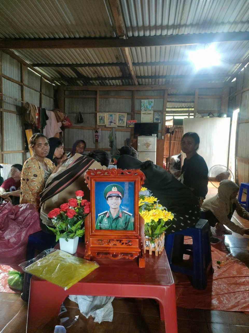 Di ảnh Hạ sĩ Kpă Thiêp tại gia đình. (Ảnh: Đơn vị cung cấp)