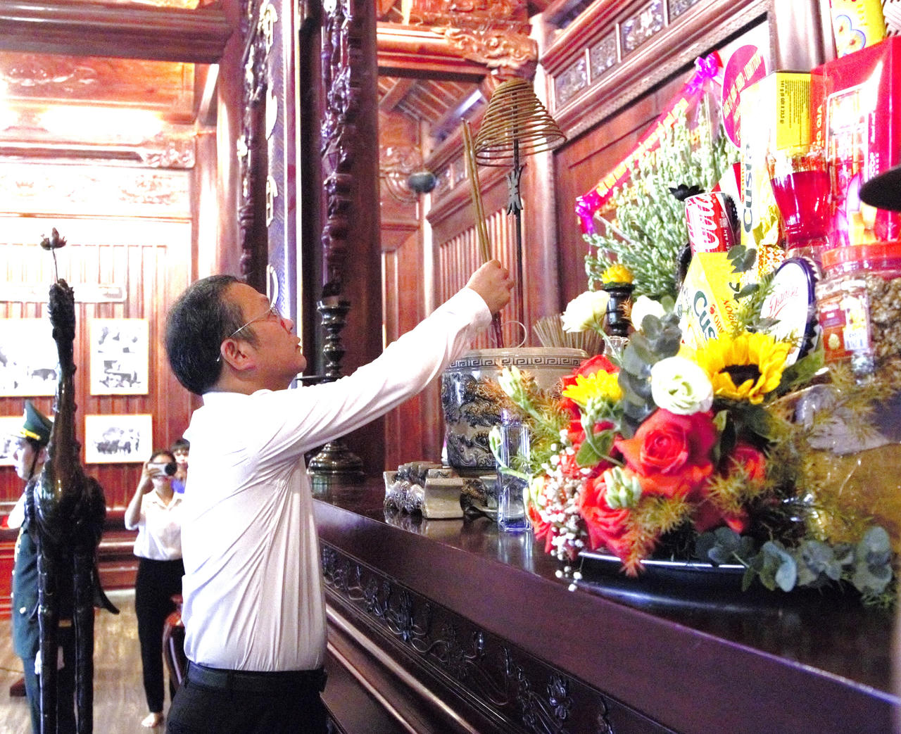 Lãnh đạo phường Lào Cai dâng hương tri ân các Anh hùng liệt sĩ nhân kỷ niệm 79 năm Ngày Thương binh - Liệt sĩ