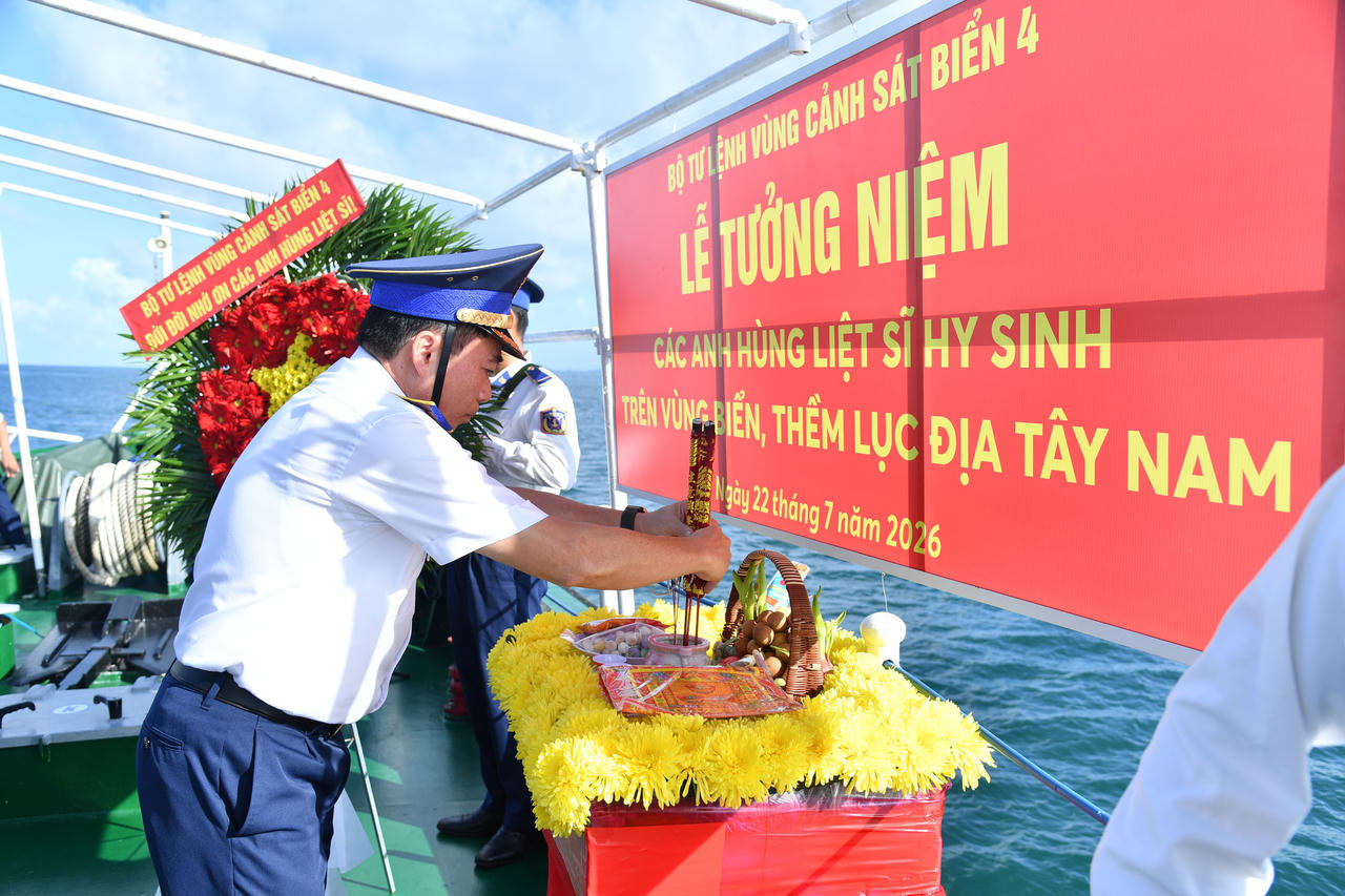 Thiếu tướng Đào Bá Việt - Tư lệnh Vùng Cảnh sát biển 4 dâng hoa, dâng hương tưởng niệm các anh hùng liệt sĩ hy sinh trên vùng biển, thềm lục địa Tây Nam của Tổ quốc