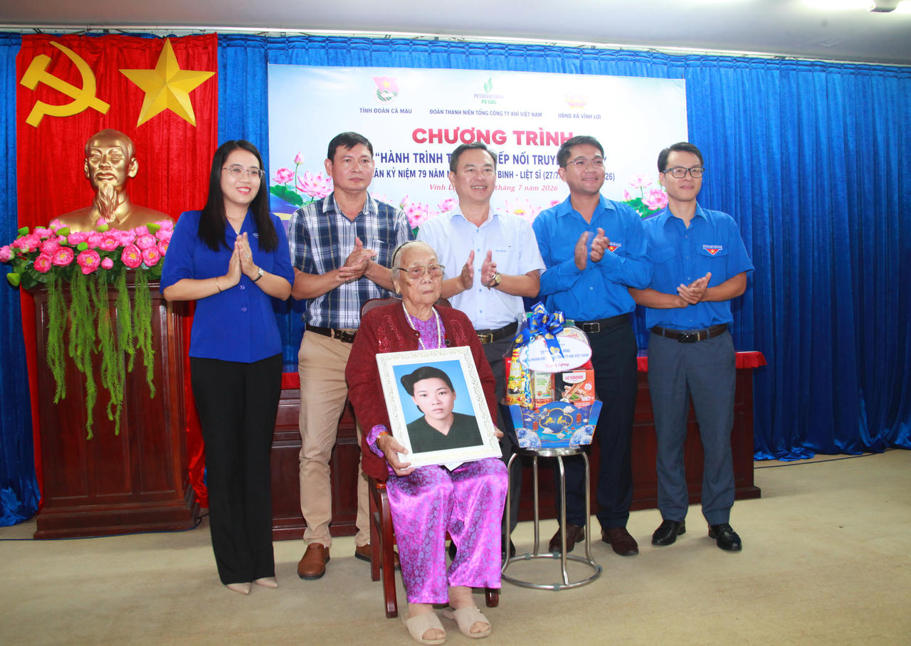 Lãnh đạo Tỉnh đoàn Cà Mau, Đoàn cơ sở Chi nhánh Khí Tây Nam Bộ (Đoàn Thanh niên Tổng Công ty Khí Việt Nam) và xã Vĩnh Lợi trao ảnh chân dung liệt sĩ được phục dựng và quà tri ân Mẹ Việt Nam Anh hùng Trương Thị Ba (ấp Chắc Đốt).