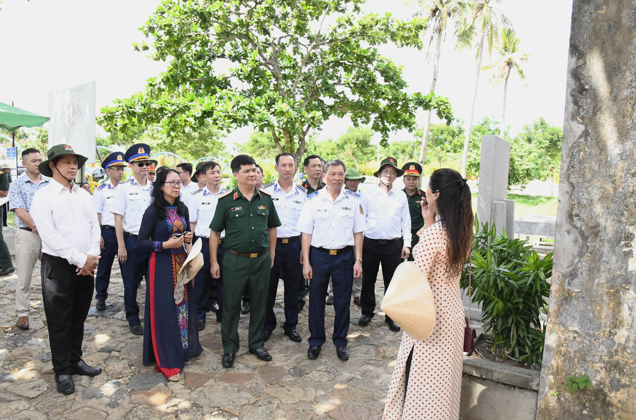 Đoàn công tác thăm di tích tại đặc khu Côn Đảo. Ảnh: Đức Định.