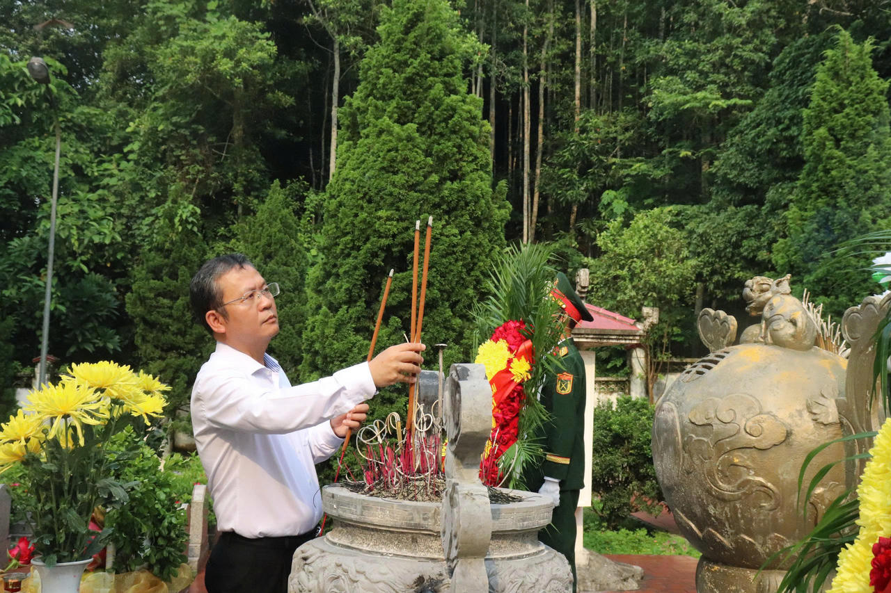 Lãnh đạo phường Lào Cai dâng hương tri ân các Anh hùng liệt sĩ nhân kỷ niệm 79 năm Ngày Thương binh - Liệt sĩ