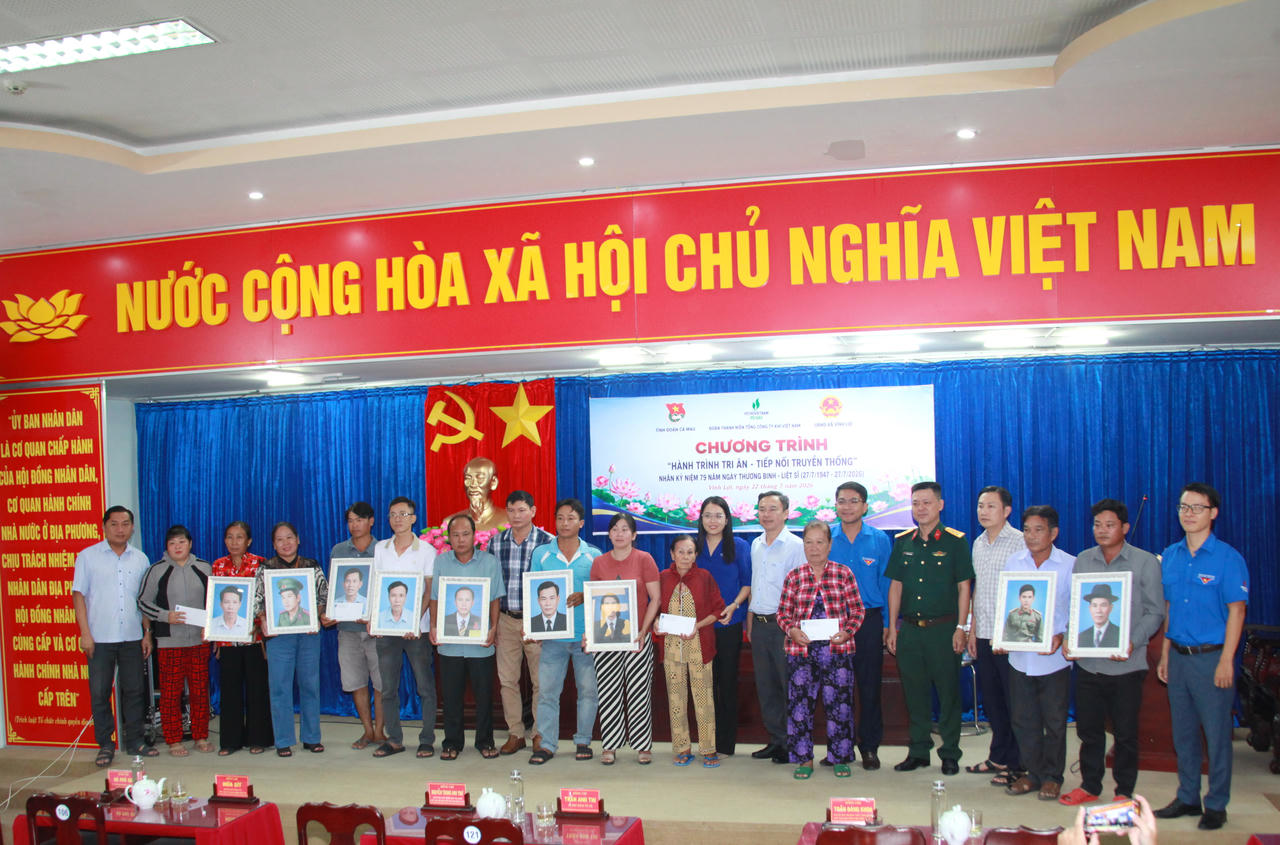 Trao tặng ảnh liệt sĩ phục dựng, kết nối ký ức ở Cà Mau