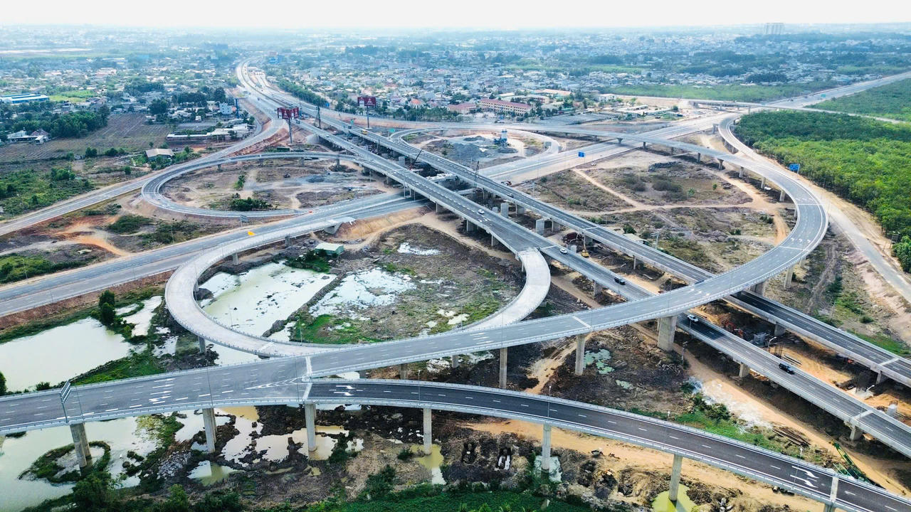 Đồng Nai hướng tới đô thị sân bay đa trung tâm, ưu tiên phát triển hạ tầng giao thông, logistics và năng lượng. Ảnh: Duy Khương