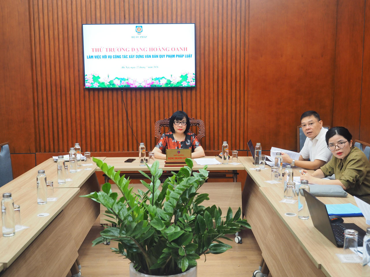 Toàn cảnh buổi làm việc.