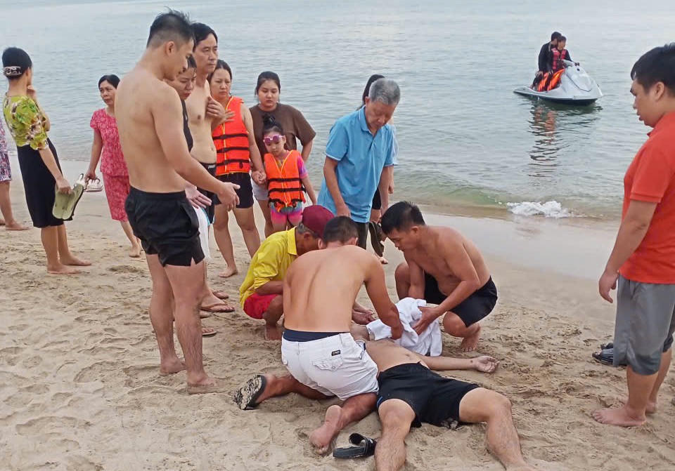 Lực lượng cứu nạn, cứu hộ đưa nạn nhân vào bờ an toàn, tạo điều kiện để đội ngũ y tế triển khai cấp cứu trong thời gian sớm nhất. (ảnh cắt từ clip)