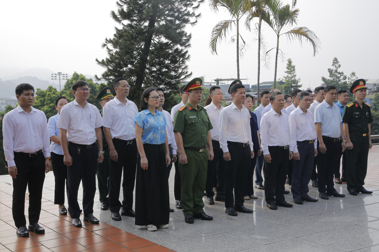 Lãnh đạo phường Lào Cai dâng hương tri ân các Anh hùng liệt sĩ nhân kỷ niệm 79 năm Ngày Thương binh - Liệt sĩ