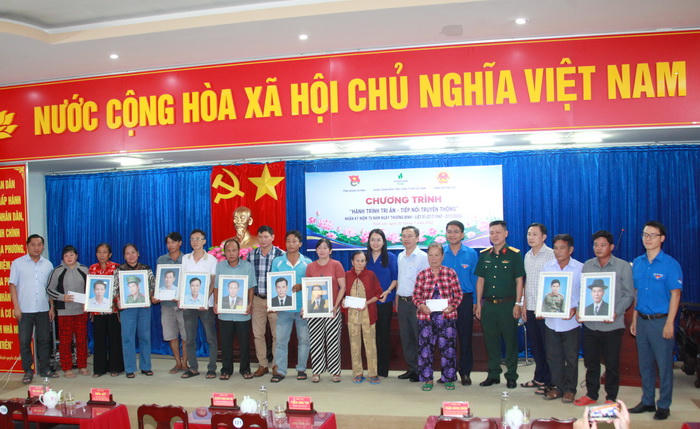 Trao tặng ảnh liệt sĩ phục dựng, kết nối ký ức ở Cà Mau