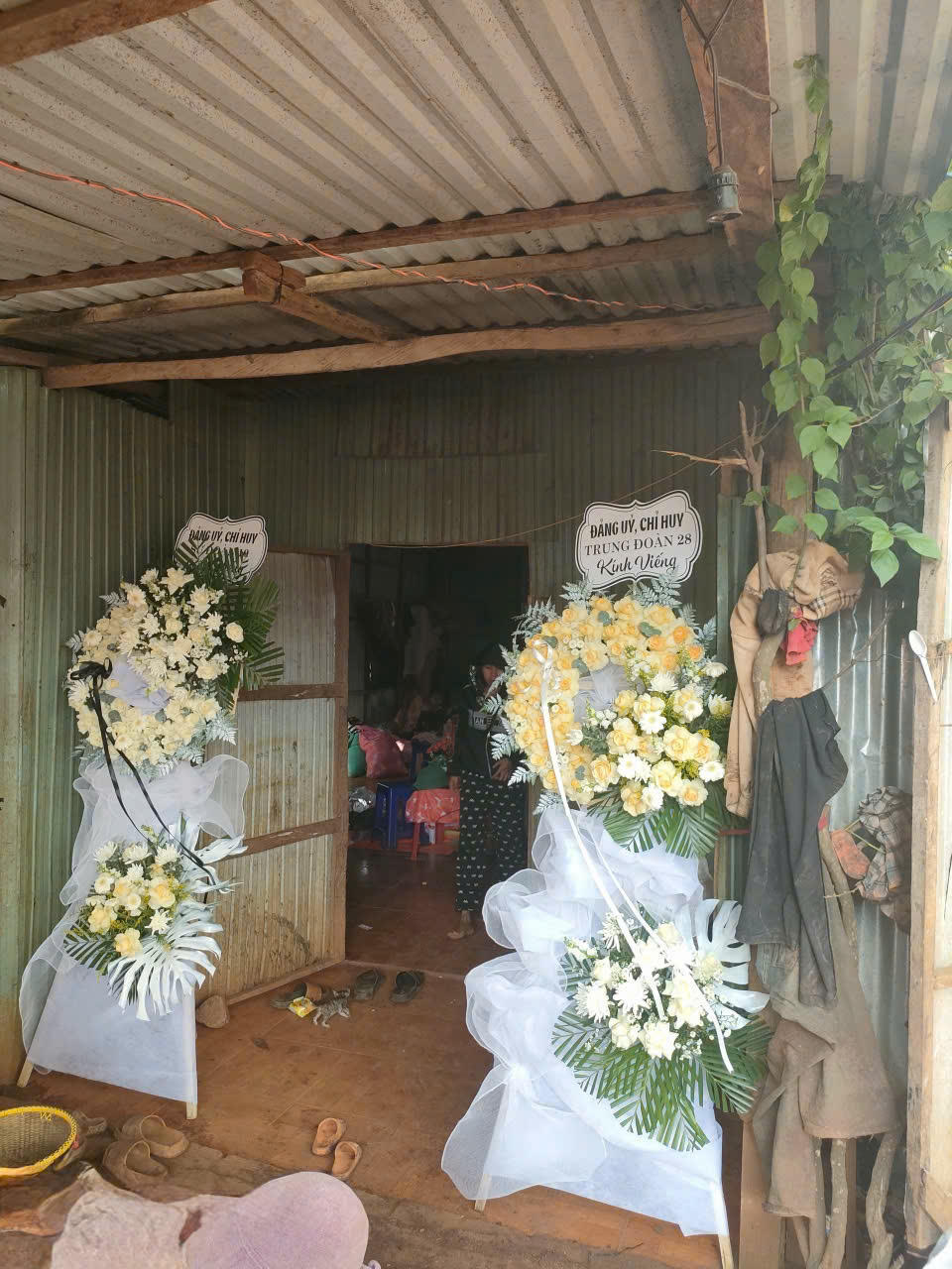 Vòng hoa của Đảng ủy, chỉ huy Trung đoàn 28 tại gia đình Hạ sĩ Kpă Thiêp. (Ảnh: Đơn vị cung cấp)