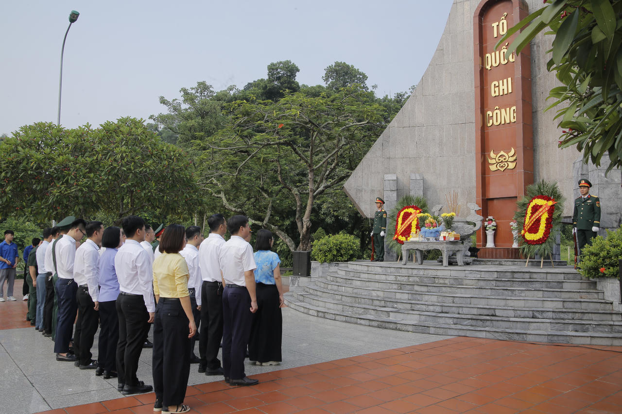 Lãnh đạo phường Lào Cai dâng hương tri ân các Anh hùng liệt sĩ nhân kỷ niệm 79 năm Ngày Thương binh - Liệt sĩ