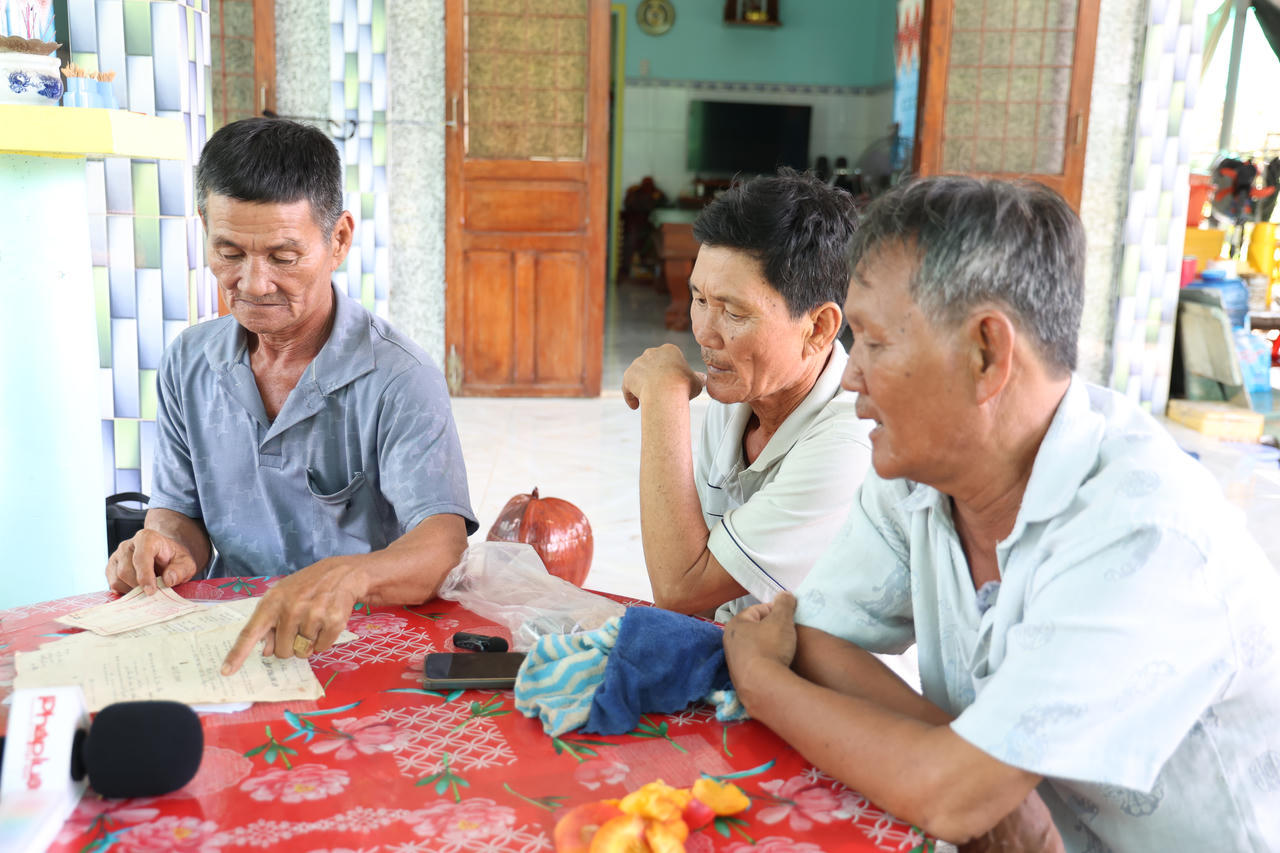Các em trai của liệt sĩ Huỳnh Văn Quên bao gồm ông Huỳnh Văn Mười - 1969, Huỳnh Văn Chín - 1963, Huỳnh Văn Chành - 1962 (từ trái qua) xúc động chia sẻ về quyết định công nhận vợ liệt sĩ đối với chị Hai Lệ (tức bà Nguyễn Thị Lệ). (Ảnh: Xuân Sang)