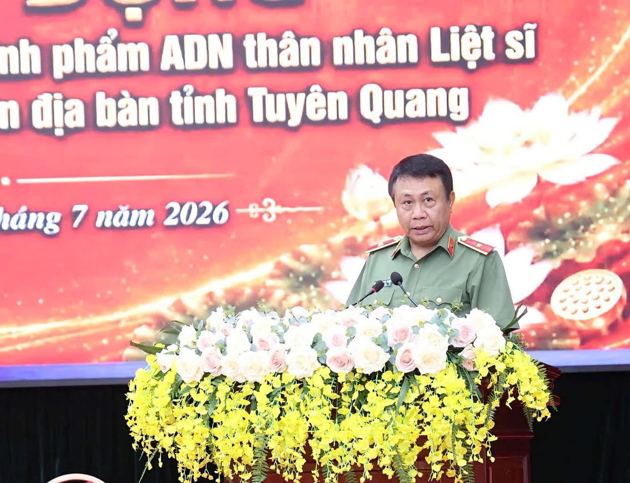 Thiếu tướng Nguyễn Đức Thuận, Giám đốc Công an tỉnh Tuyên Quang phát động đợt cao điểm thu nhận mẫu ADN thân nhân liệt sĩ chưa xác định được thông tin trên địa bàn tỉnh. (Ảnh: CATQ)
