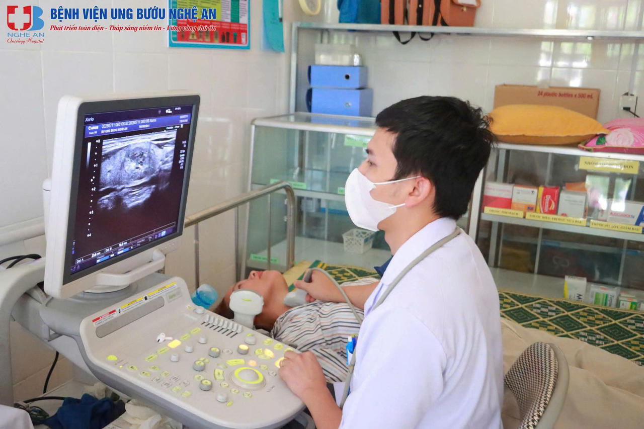 Ngày 11/7 vừa qua, Bệnh viện Ung bướu Nghệ An khám sàng lọc miền phí cho hơn 400 người dân tại xã tân Kỳ, tỉnh Nghệ An
