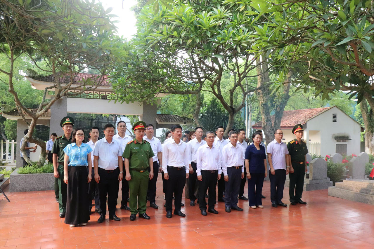Lãnh đạo phường Lào Cai dâng hương tri ân các Anh hùng liệt sĩ nhân kỷ niệm 79 năm Ngày Thương binh - Liệt sĩ