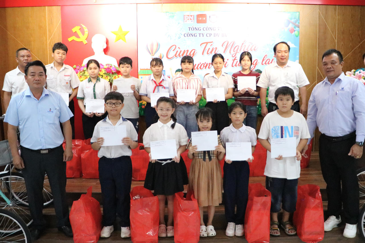 Nhiều phần quà tiếp sức học sinh, người lao động khó khăn tại chương trình “Cùng Tín Nghĩa vươn tới tương lai – 2026”